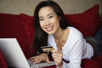 woman shopping online, on couch - Yukmin