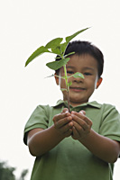 Boy holding plant and soil - Yukmin