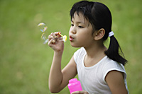 Girl blowing bubbles - Yukmin