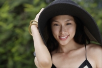 Young woman wearing big black hat - Yukmin