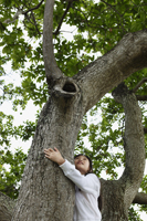 Young girl hugging a tree - Yukmin