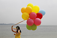 Young girl holding balloons. - Yukmin