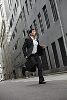 businessman running down street - Yukmin