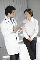 Doctor talking to patient - Yukmin