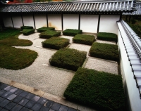 Japan, Kyoto, Tofuku-ki temple, sand and square shrub garden - Rex Butcher