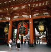 Japan, Tokyo, Asakusa, tourists walking out the Hozomon Gate at Kannon Temple - Rex Butcher