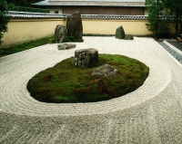 Japan, Kyoto, Daitoku-ji, View of Isshidan, a Horai-san style rock garden in Ryogen-in Temple - Rex Butcher