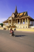 Cambodia, Phnom Penh, light traffic in front of Chan Chaya Pavilion, Royal Palace - Gareth Jones