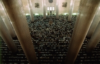 Indonesia, Jakarta, 20,000 worshippers gather for Friday prayers at Istiqlal Mosque. - Steve Raymer