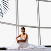 Bride sitting on floor, smiling - Erik Soh