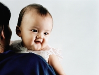 Baby girl, 3 to 6 months, looking over mother's shoulder - Erik Soh