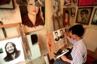 Vietnam, Hanoi, man painting in studio - Alex Mares-Manton