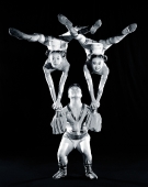 China, Hong Kong, Acrobats of the Shenyang Acrobatic Troupe performing balancing act with bowls - Carsten Schael
