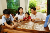  Family in living room, playing jigsaw puzzle - Alex Microstock02