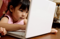 Little girl using laptop - Alex Mares-Manton