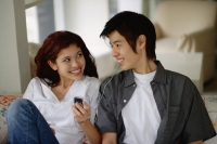 Teenage couple listening to MP3 player - Yukmin