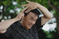 Man combing hair in park - Yukmin