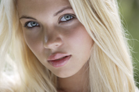 Portrait of young blond woman - Alex Mares-Manton