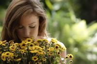 Young woman smelling big bunch of daisies - Alex Mares-Manton